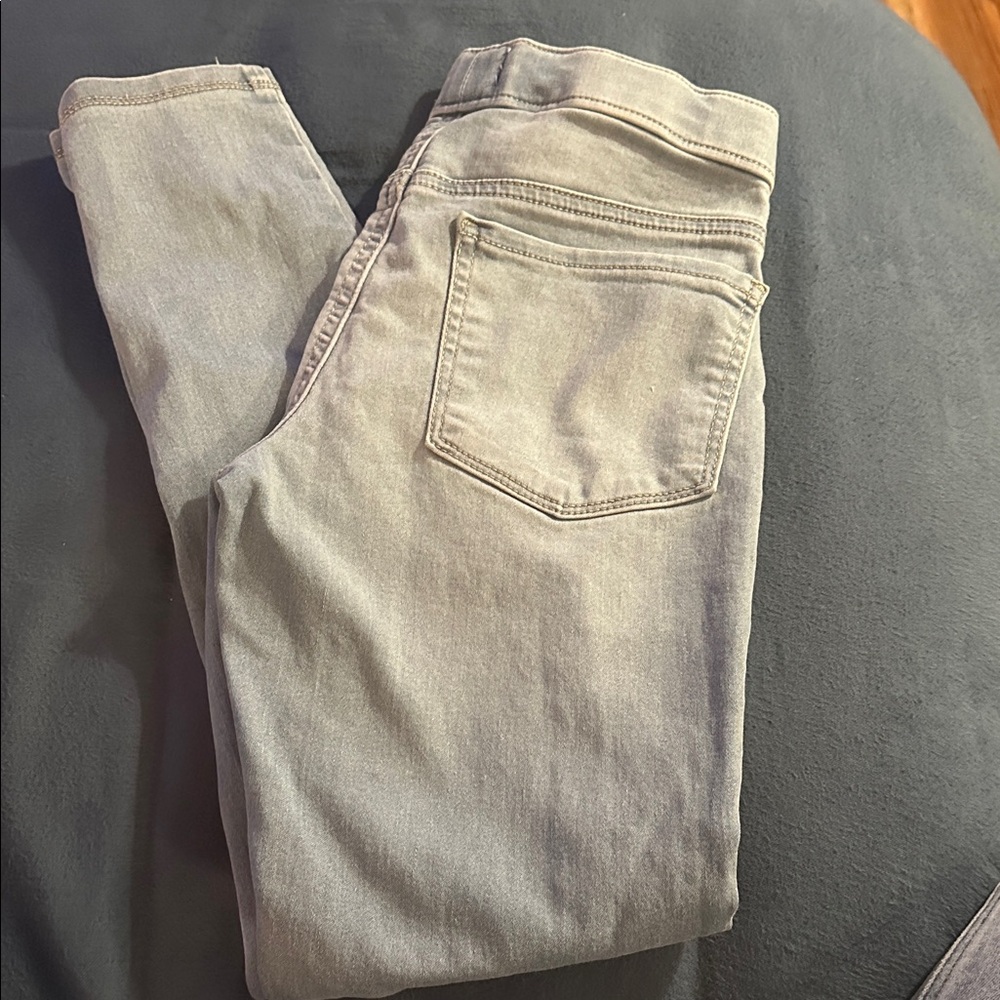 SO Girl’s light blue denim jeans. Elastic waist with back pockets.